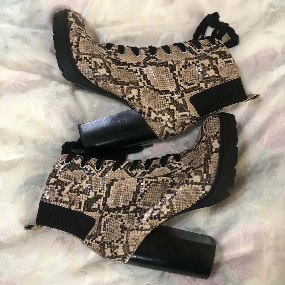 STEVE MADDEN Latch Lace-Up Hiker Booties Beige Black Snake Embossed Zip 9.5 - Picture 7 of 11